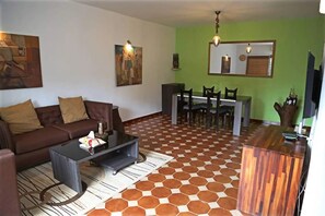 Smart TV, mesa de pingue-pongue, livros