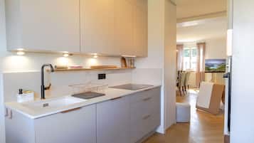 Frigorifero, microonde, forno, piano cottura