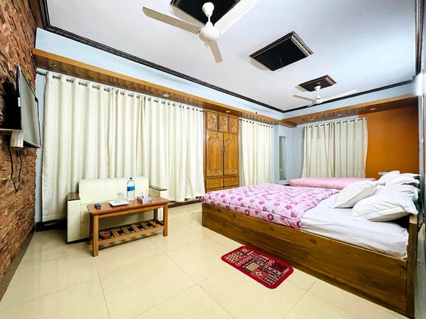Deluxe Quadruple Room | Premium bedding, individually decorated, individually furnished, desk