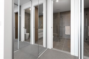 Shower, towels, toilet paper - Samma  Linden (Ivanhoe)