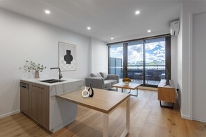 Leilighet | Oppholdsområde | En 65-tommers Flatskjerm-TV med digitale kanaler samt Netflix og Hulu