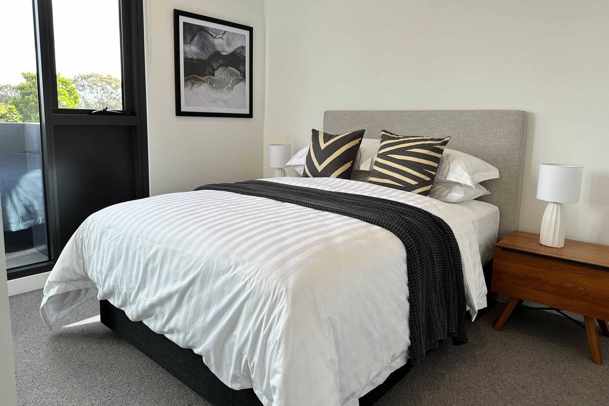 Desk, laptop workspace, cribs (surcharge), WiFi (free)