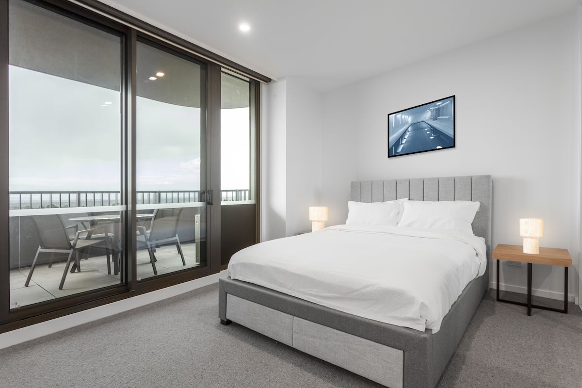 Desk, laptop workspace, cribs (surcharge), WiFi (free)