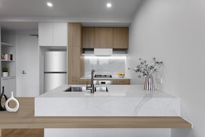 Horno, placa de cocina, lavavajillas, utensilios de cocina