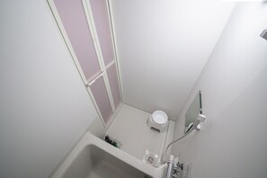 Basic Apartment | Bathroom