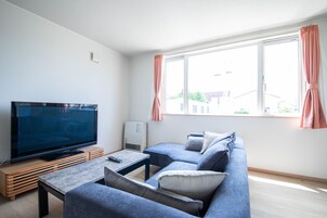 Basic Apartment | Living area | Flat-screen TV