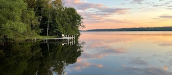Renovated House on Fence Lake for Families, Sunset View, Boat Dock, Snomo Access