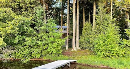 Renovated House on Fence Lake for Families, Sunset View, Boat Dock, Snomo Access