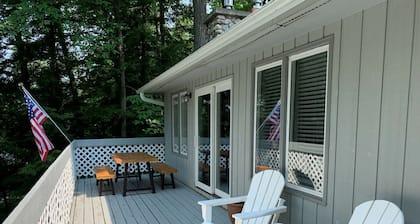 Renovated House on Fence Lake for Families, Sunset View, Boat Dock, Snomo Access