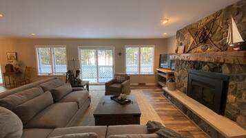 Smart TV, fireplace, table tennis