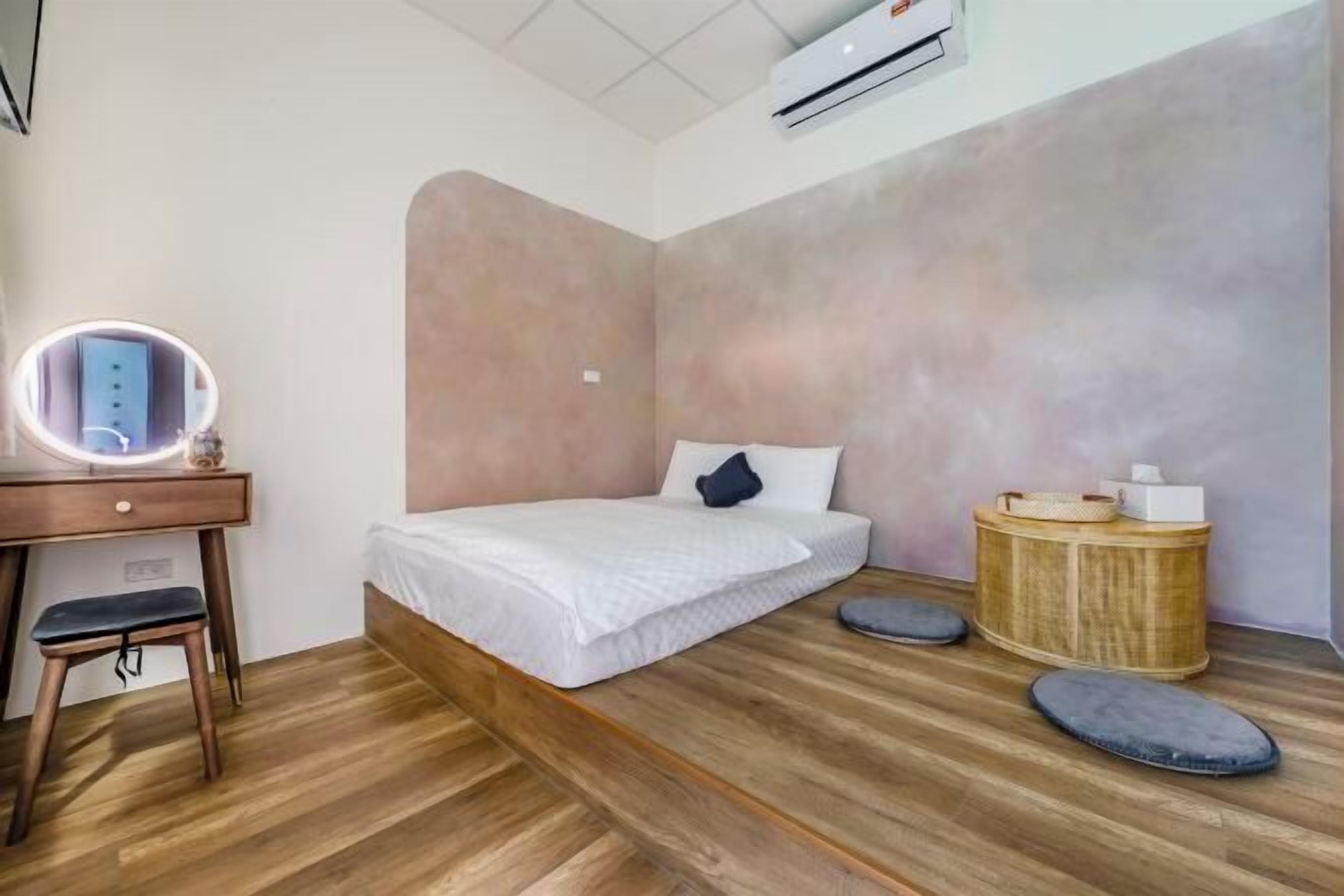 Blackout drapes, free WiFi, bed sheets