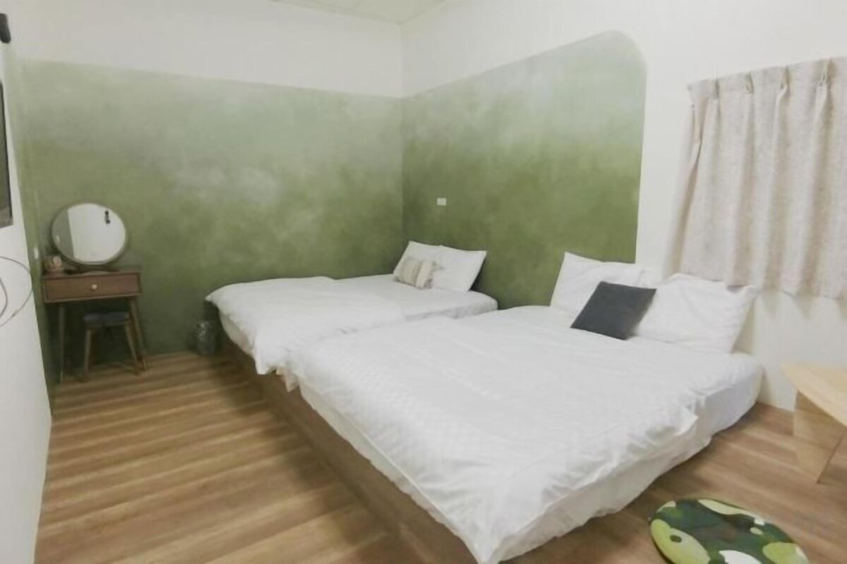 Blackout drapes, WiFi (free), bed sheets