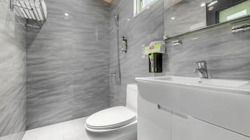 Een douche, een haardroger, handdoeken, shampoo