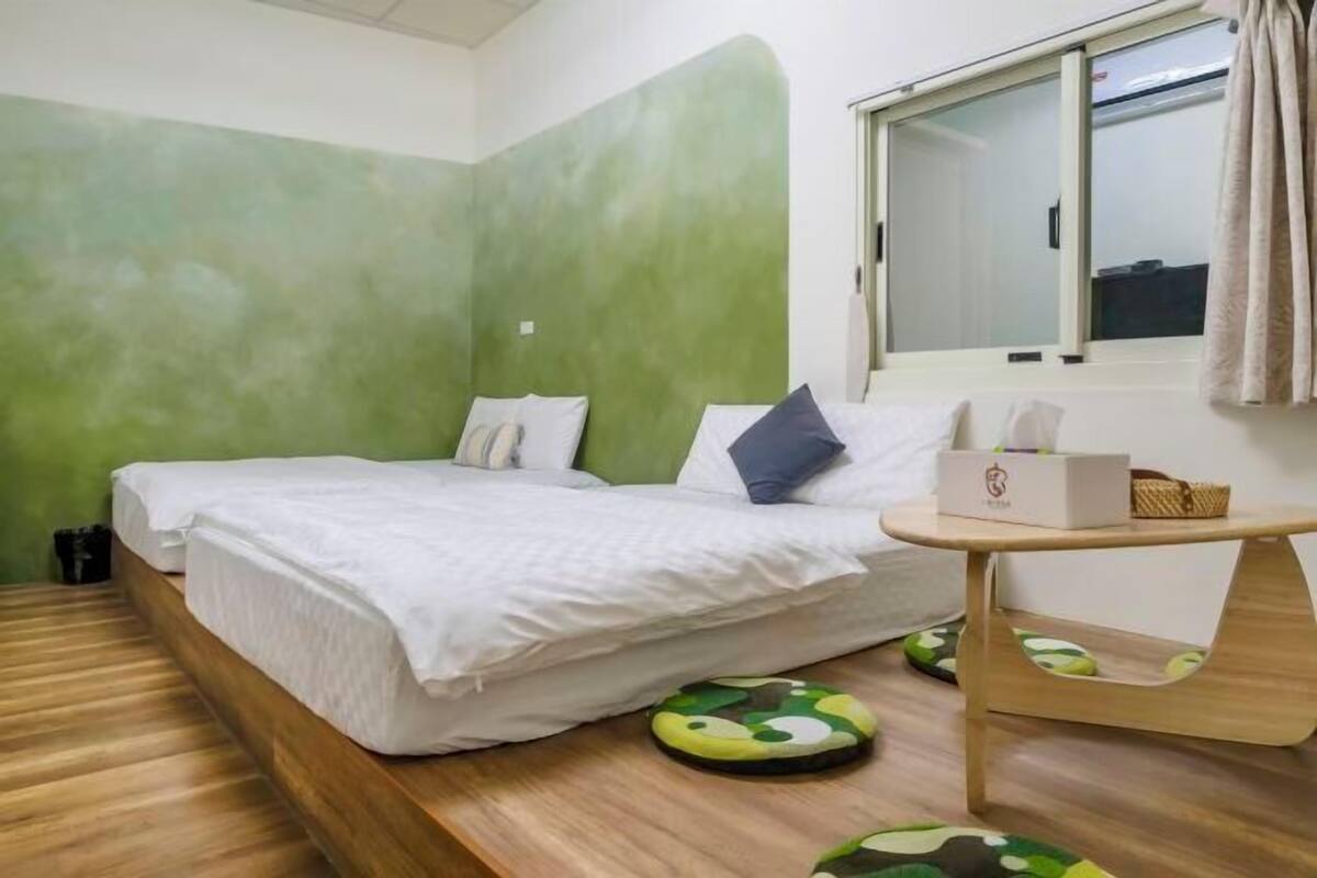 Cortinas opacas, wifi gratis, ropa de cama