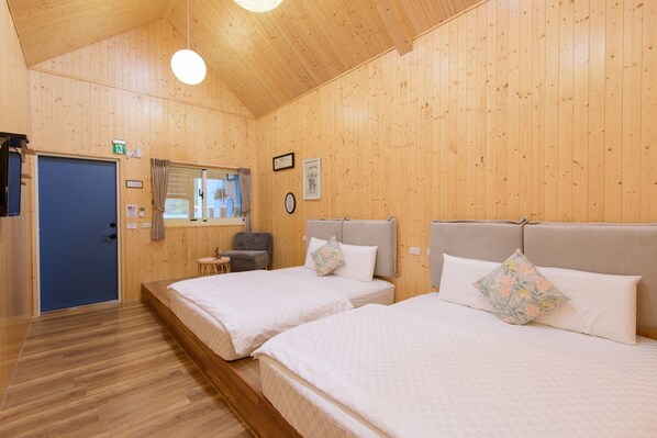 Blackout drapes, free WiFi, bed sheets - Little Lost B&B｜Family / Pet Friendly (Liuqiu)