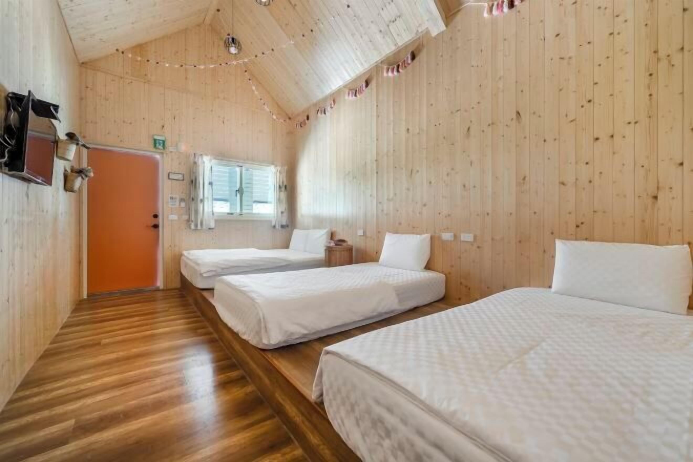 Blackout drapes, free WiFi, bed sheets