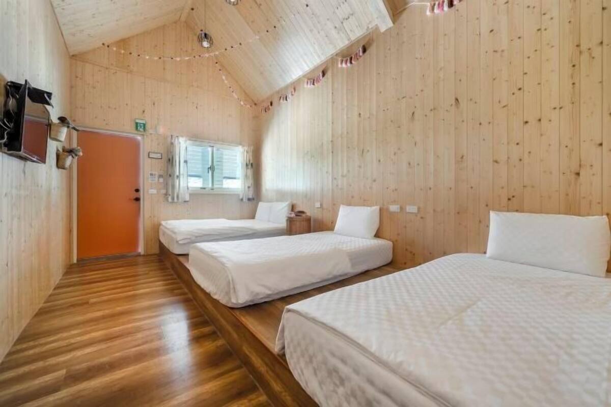 Cortinas opacas, wifi gratis, ropa de cama