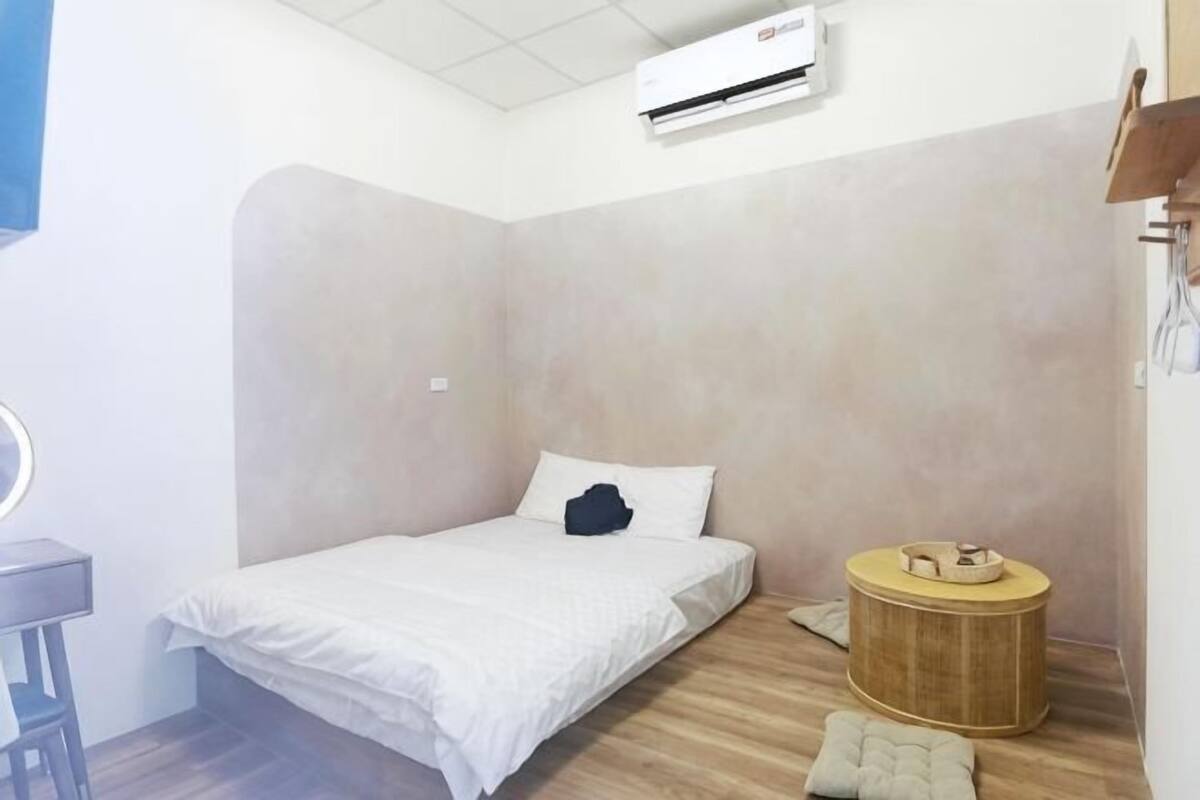 Blackout curtains, free WiFi, bed sheets