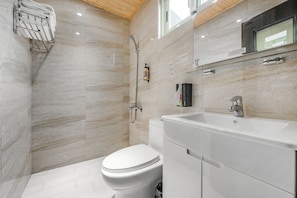 Japanese-style Quadruple Room | Bathroom | Shower, hair dryer, towels, shampoo - Little Lost B&B｜Family / Pet Friendly (Liuqiu)