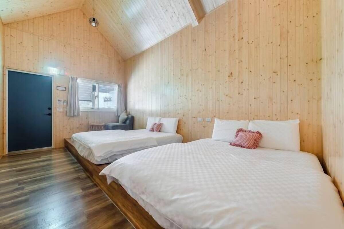 Cortinas opacas, wifi gratis, ropa de cama