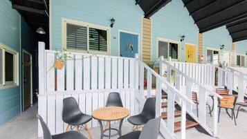 Quarto com design assinado | Cortinas blackout, Wi-Fi de cortesia, roupa de cama