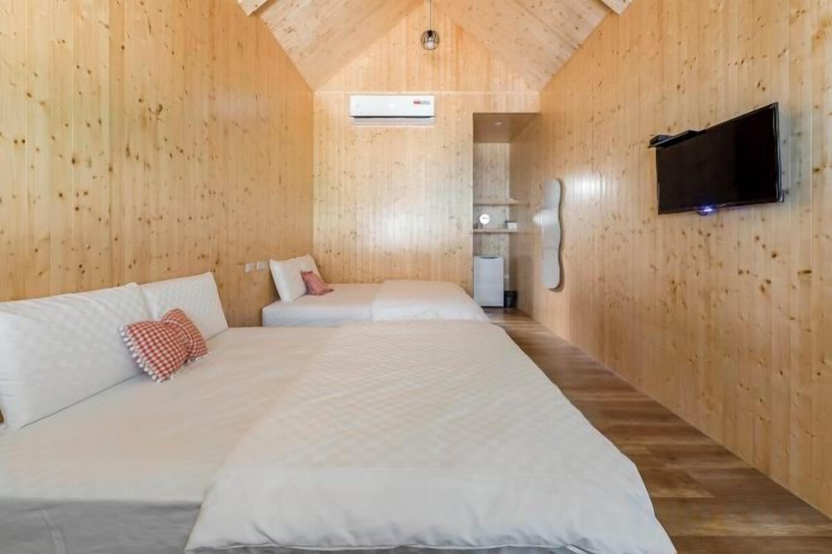 Blackout drapes, WiFi (free), bed sheets