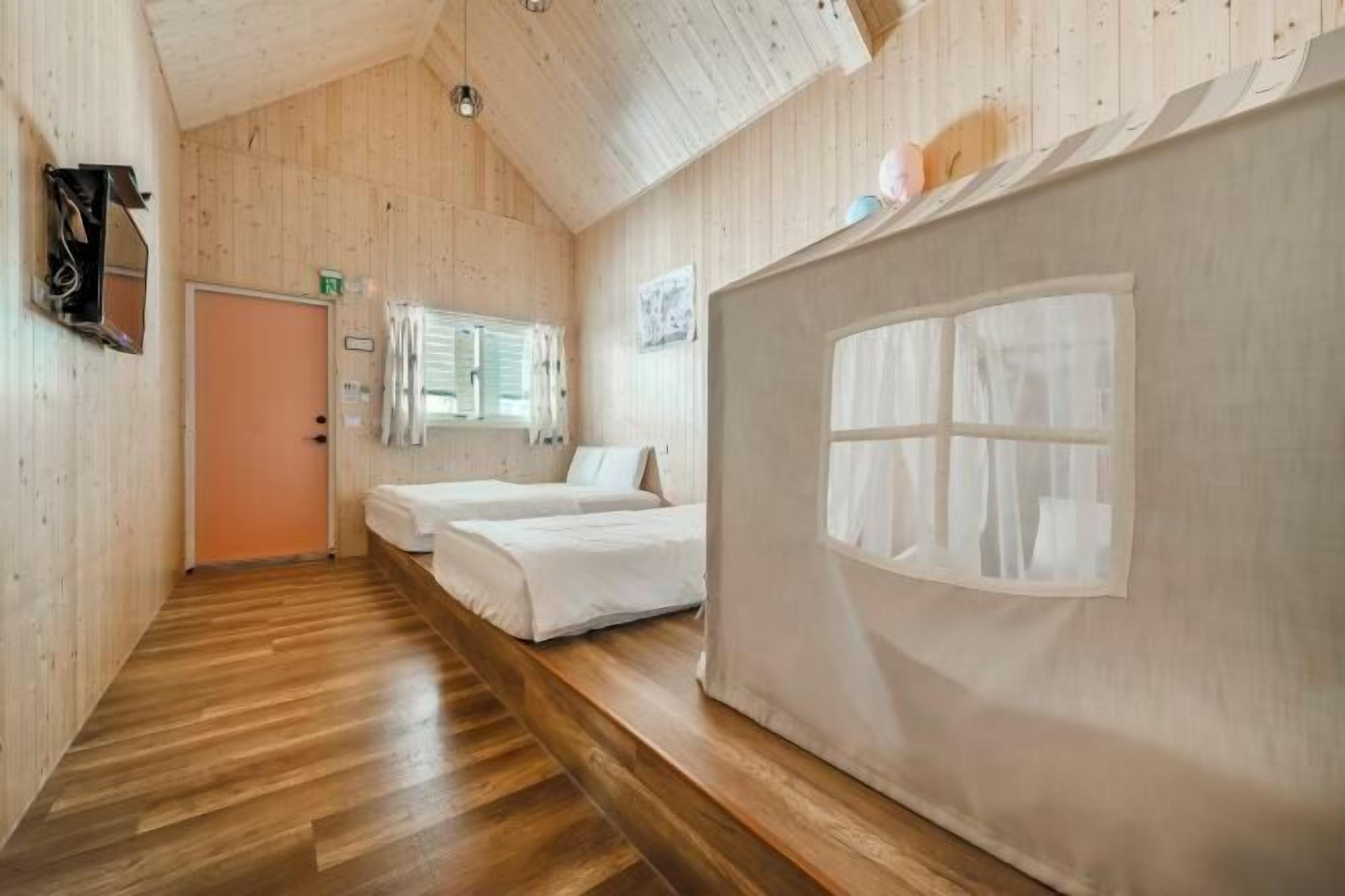 Blackout drapes, free WiFi, bed sheets