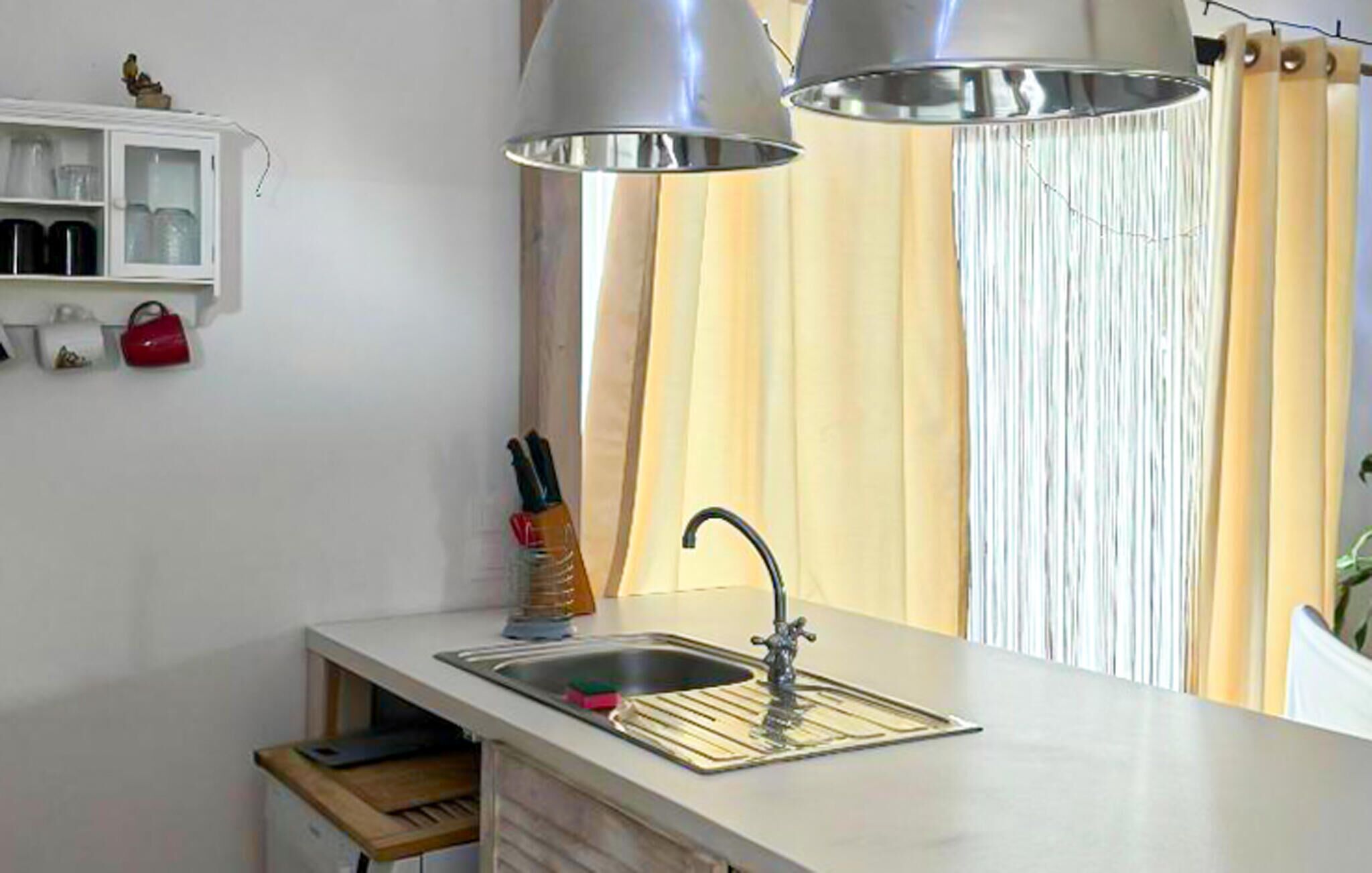 Réfrigérateur, four, plaque de cuisson, cafetière/bouilloire