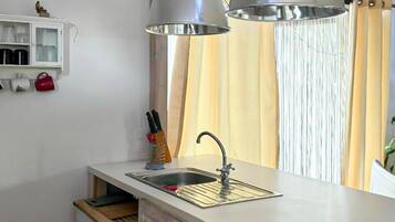 Réfrigérateur, four, plaque de cuisson, cafetière/bouilloire