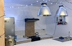 Kjøleskap, ovn, kokeplater og kaffetrakter/tekoker