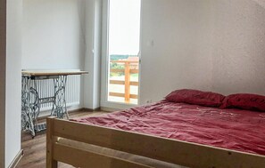 4 bedrooms, free WiFi, bed sheets - 4 bedroom lovely home in Rybical (Rybical)