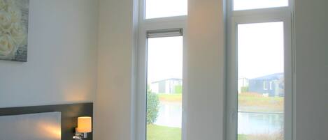 2 bedrooms, desk, internet