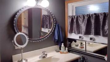 Haartrockner, Handtücher, Seife, Shampoo