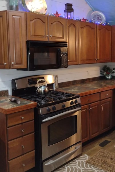 Cozy, comfortable and close to Cleveland-Canton-Skiing & Cuyahoga Natl. Park