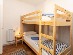 2 bedrooms, desk, Internet