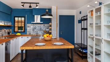 Frigorífico, microondas, horno y lavavajillas