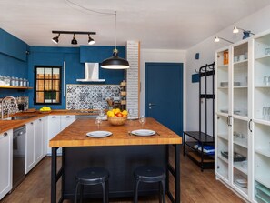 Kjøleskap, mikrobølgeovn, ovn og oppvaskmaskin