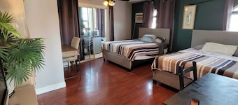 Chic Centrally Located Loft: Relax in the Heart of Pico/Robertson