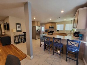 冷蔵庫、電子レンジ、オーブン、コンロ