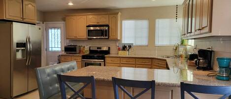 Réfrigérateur, micro-ondes, four, plaque de cuisson