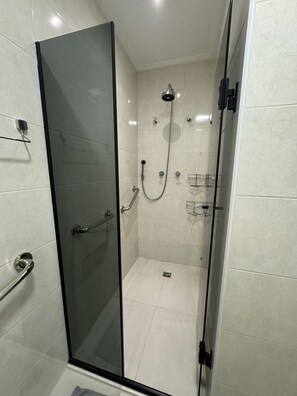 Douche, sèche-cheveux, serviettes fournies, papier toilette