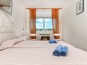 2 bedrooms, desk, iron/ironing board