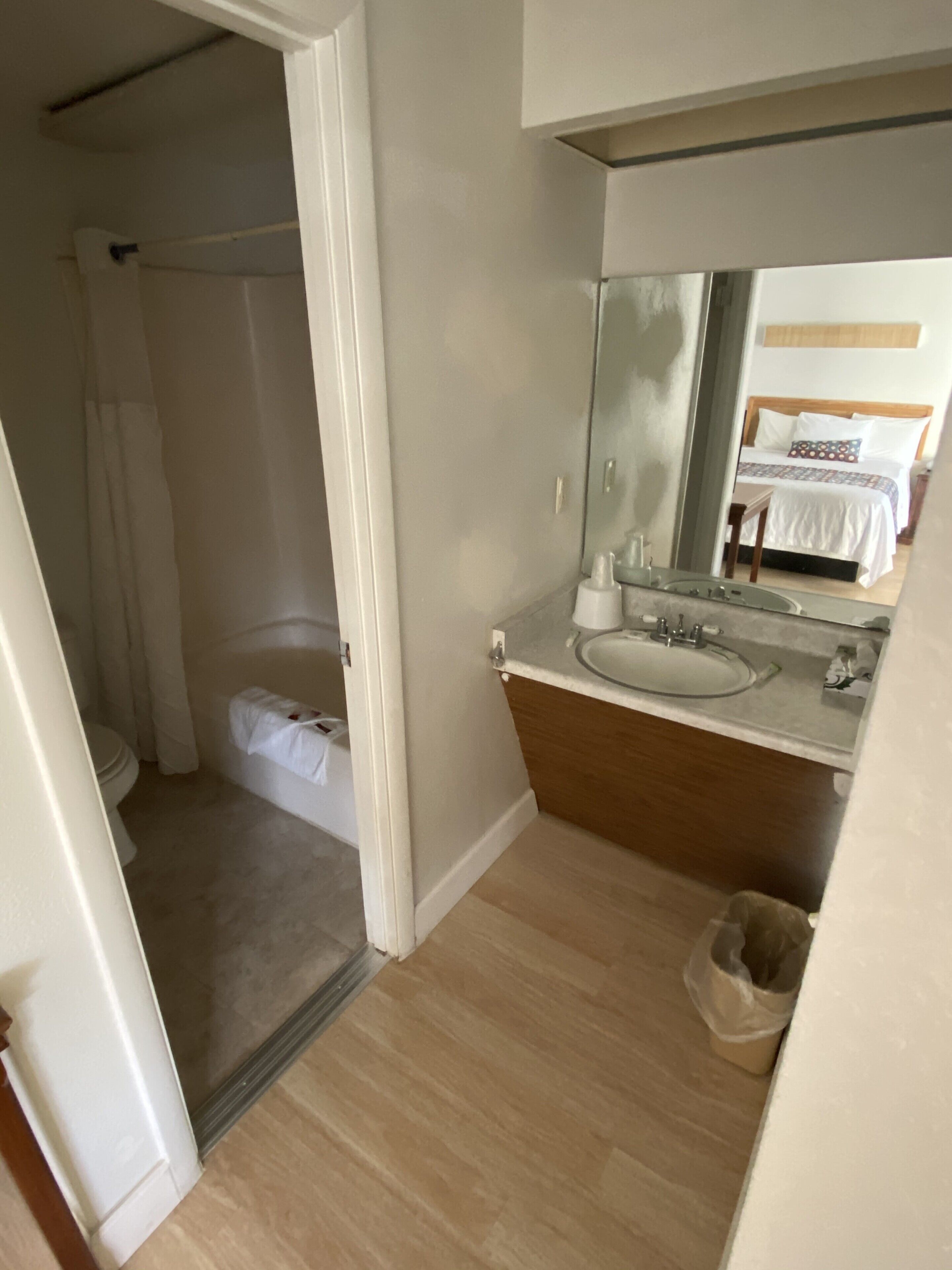 Toallas, jabón, shampoo, papel de baño 