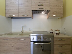 Kühlschrank, Ofen, Toaster, Kochgeschirr/Geschirr/Besteck