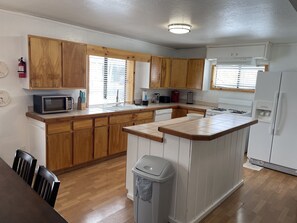 Luxury House | Private kitchen - Snow Bear Lodge (Big Bear Lake)
