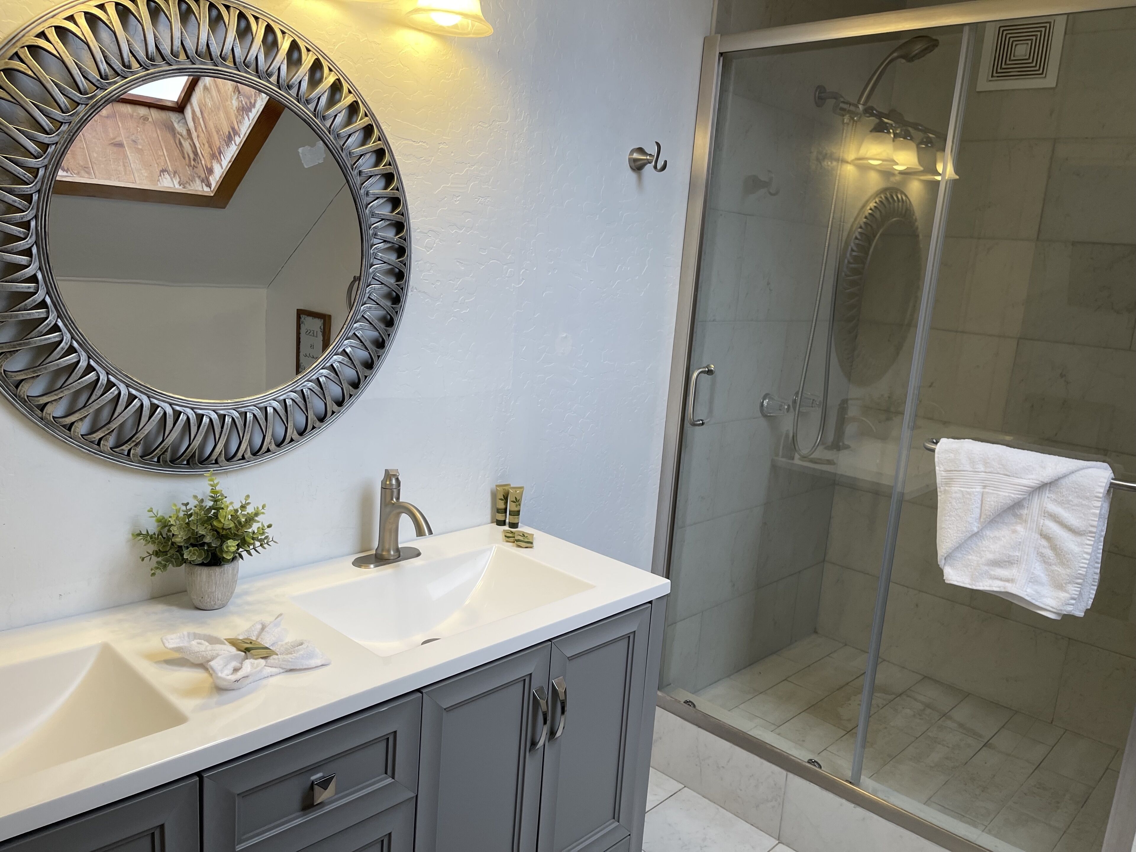 Luxe huis | Badkamer | Gratis toiletartikelen, een haardroger, zeep, shampoo