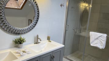 Luxe huis | Badkamer | Gratis toiletartikelen, een haardroger, zeep, shampoo