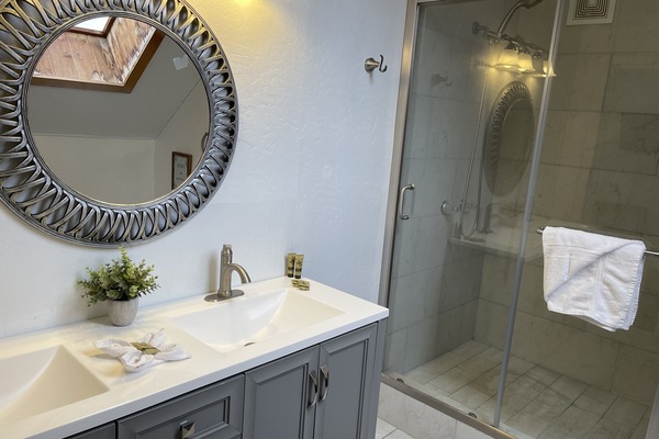 Luxury House | Bathroom | Free toiletries, hair dryer, soap, shampoo