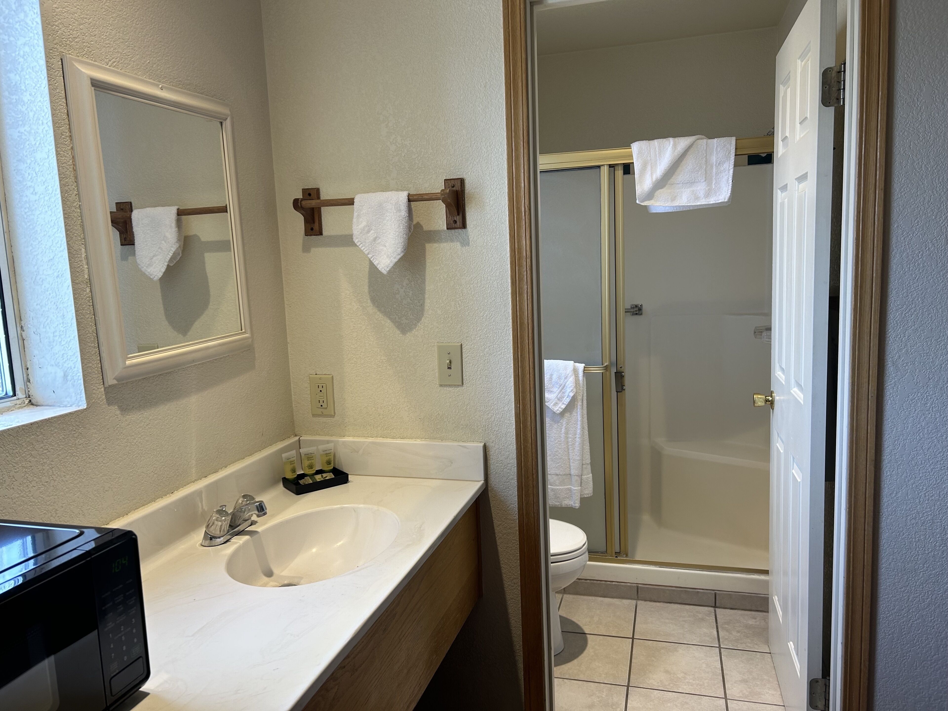 Amenidades de baño gratuitas, secadora de cabello, jabón, shampoo 