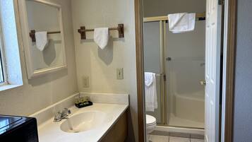 Gratis toiletartikelen, een haardroger, zeep, shampoo